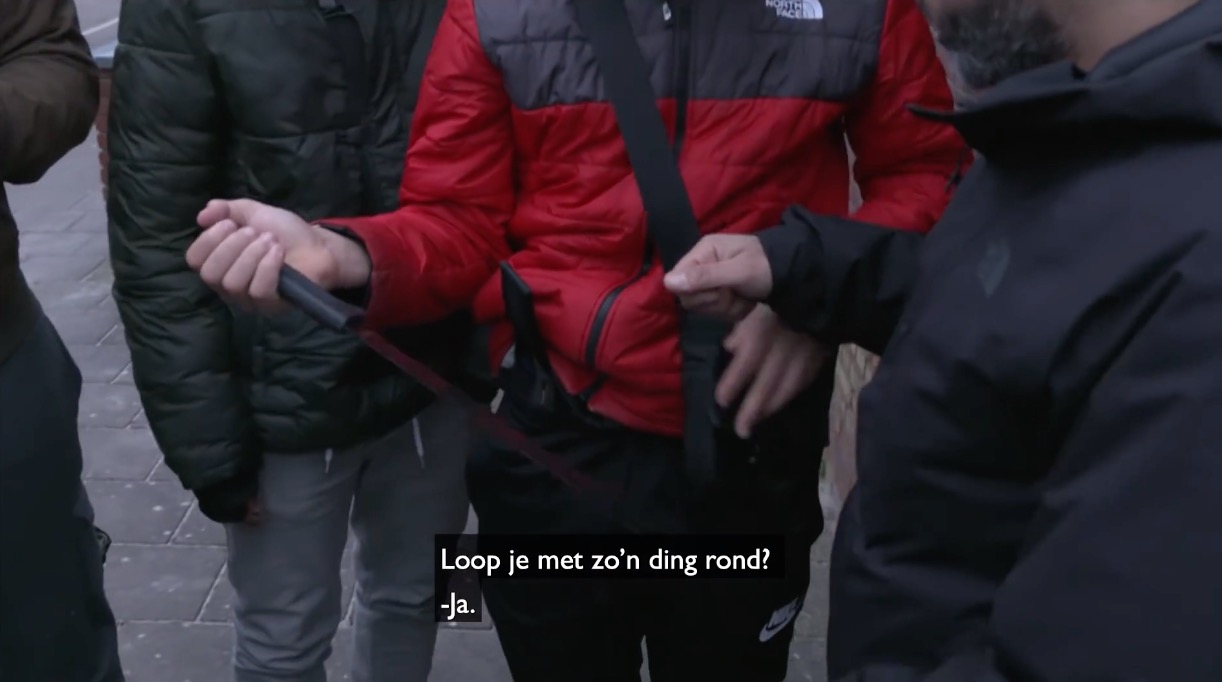 Politie op zoek naar ’14-jarige jongen’ die in Paddepoel met groot kapmes wordt ondervraagd voor tv-programma