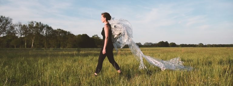 Italiaanse kunstenares wandelt tegen plastic en zwerfaval in Groningen