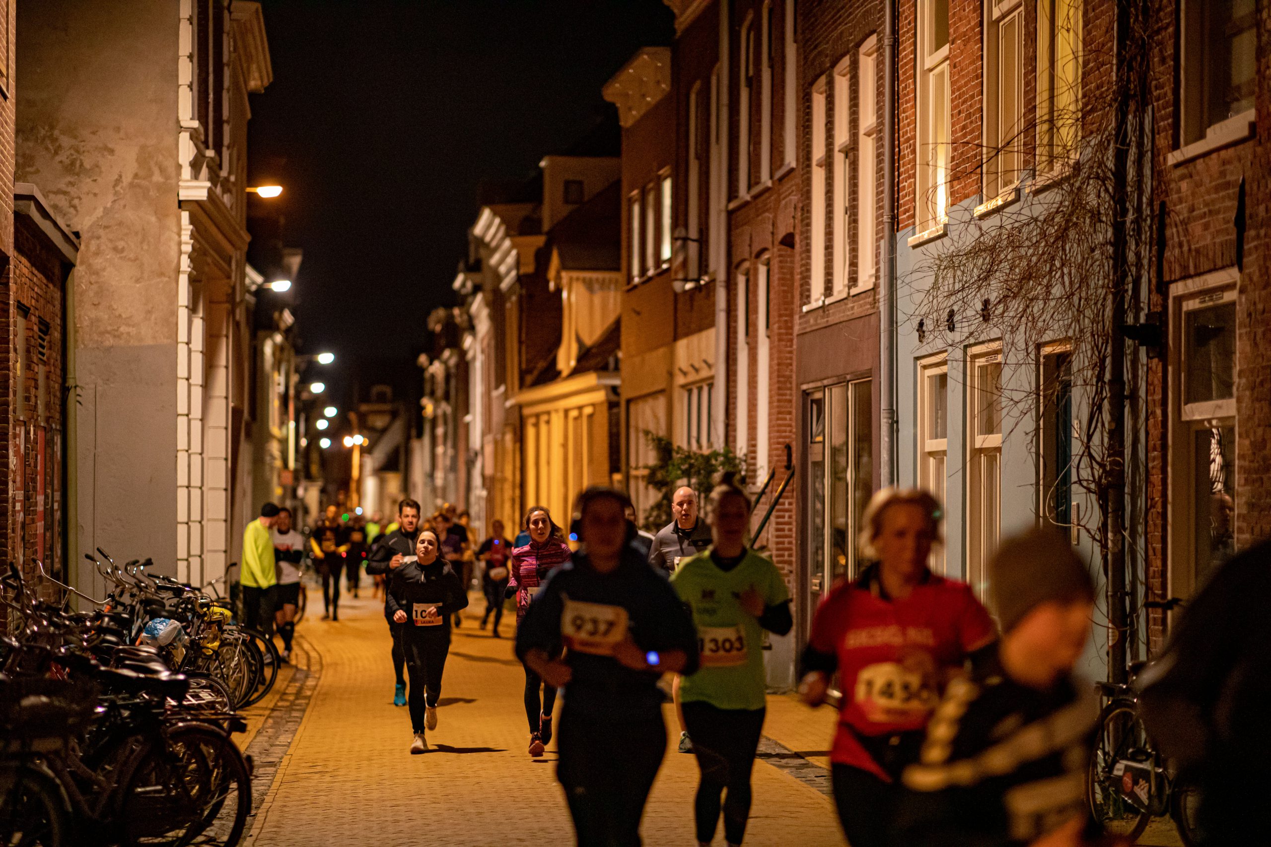 Ruim tweeduizend deelnemers aan Nacht van Groningen – rennen door gezellig verlichte binnenstad