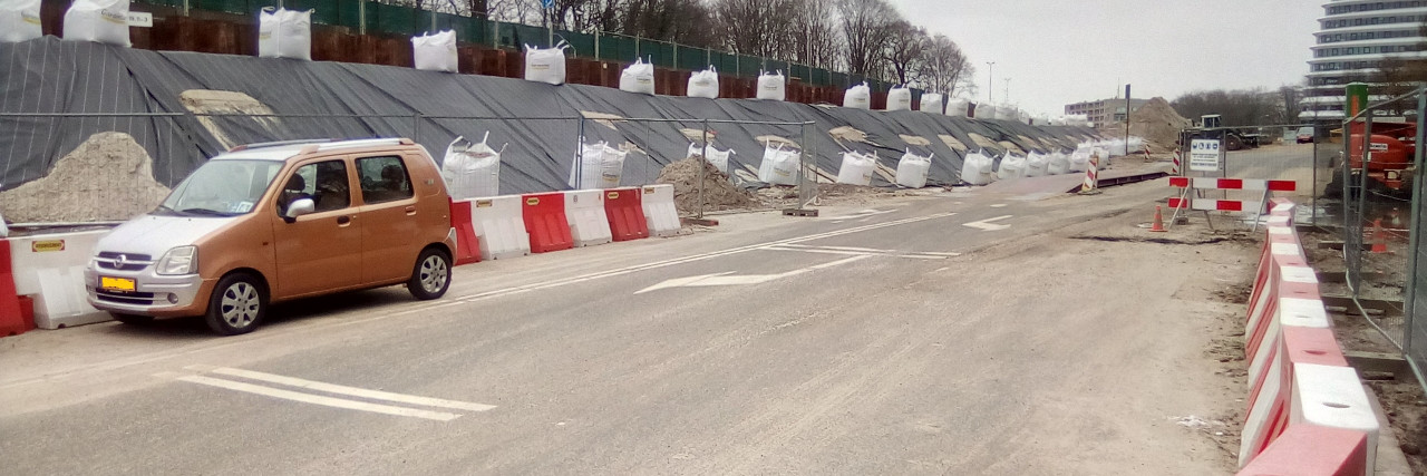 Hé: waarom ligt dat plastic op het talud van de zuidelijke ringweg?