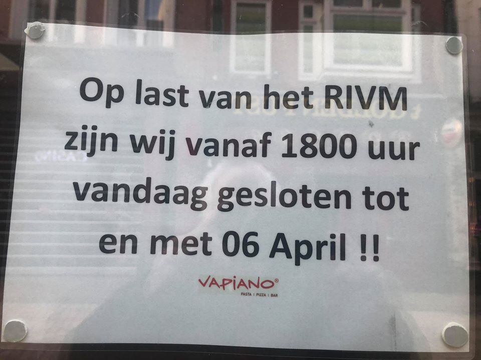 Briefje achter de ruit van Vapiano