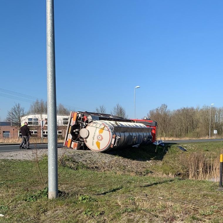 Tankwagen gekanteld op Groningerstraat