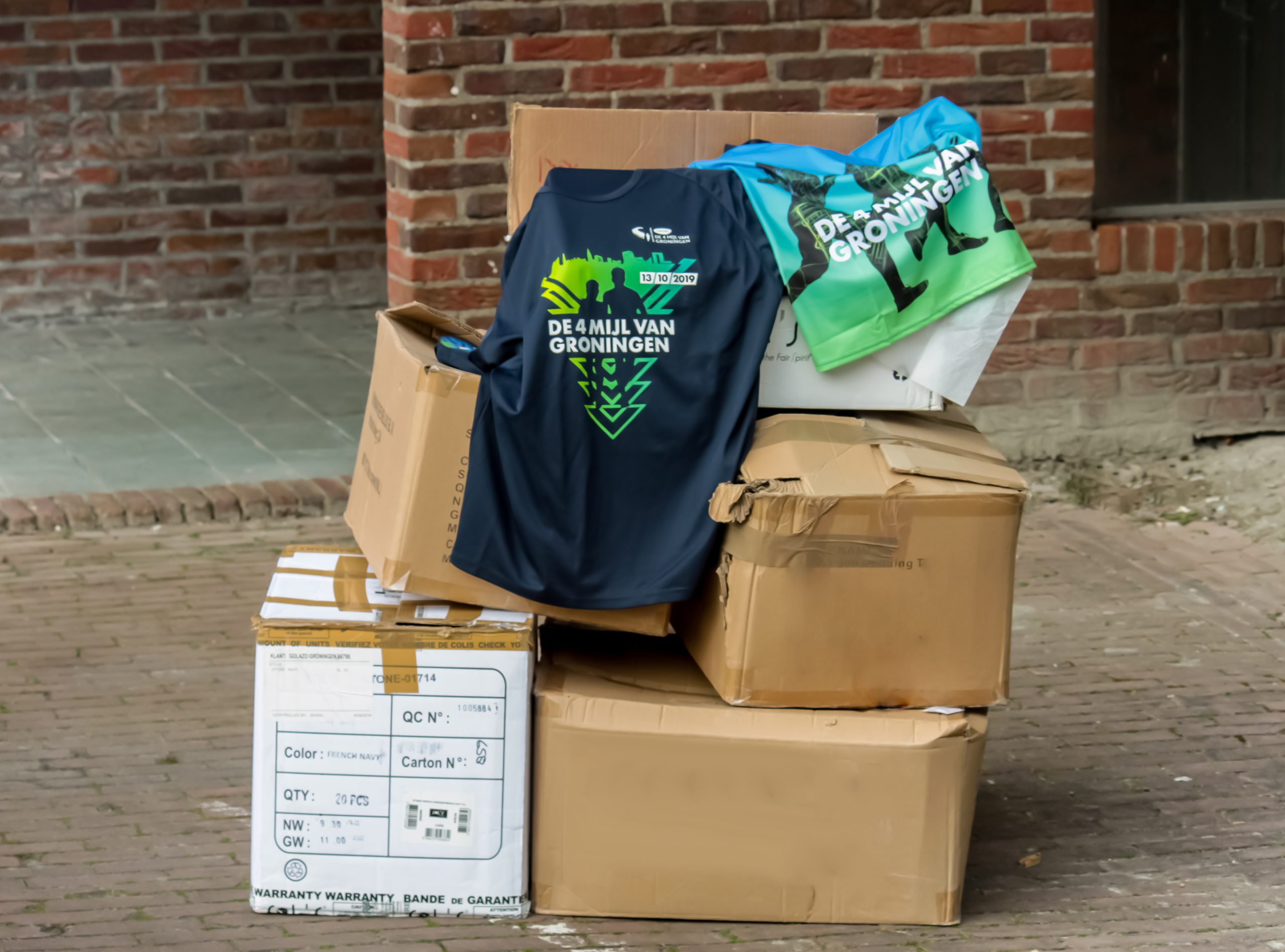 Organisatie 4 Mijl doneert hardloopshirts aan het verplegers in UMCG