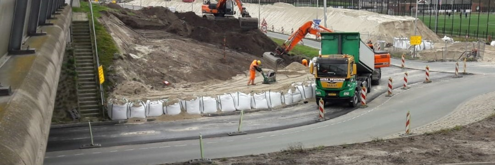 Zand storten voor op- en afritten bij Laan Corpus den Hoorn begonnen