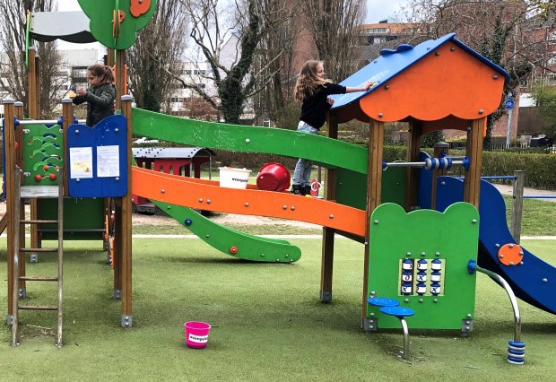 Inwoners Oosterpark maken speeltoestellen zelf schoon: “Simpel soppen helpt corona naar de knoppen”