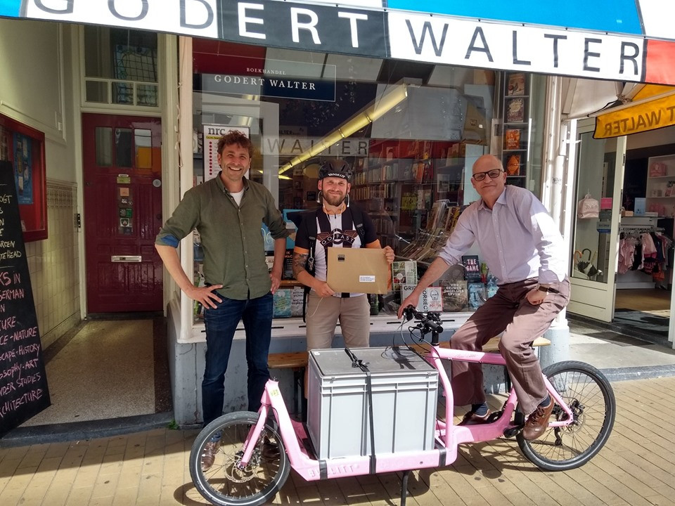 Ook boekhandel Godert Walter heeft het thuis bezorgen ontdekt, en is te vinden op de website www.groningenvoorelkaar.nl