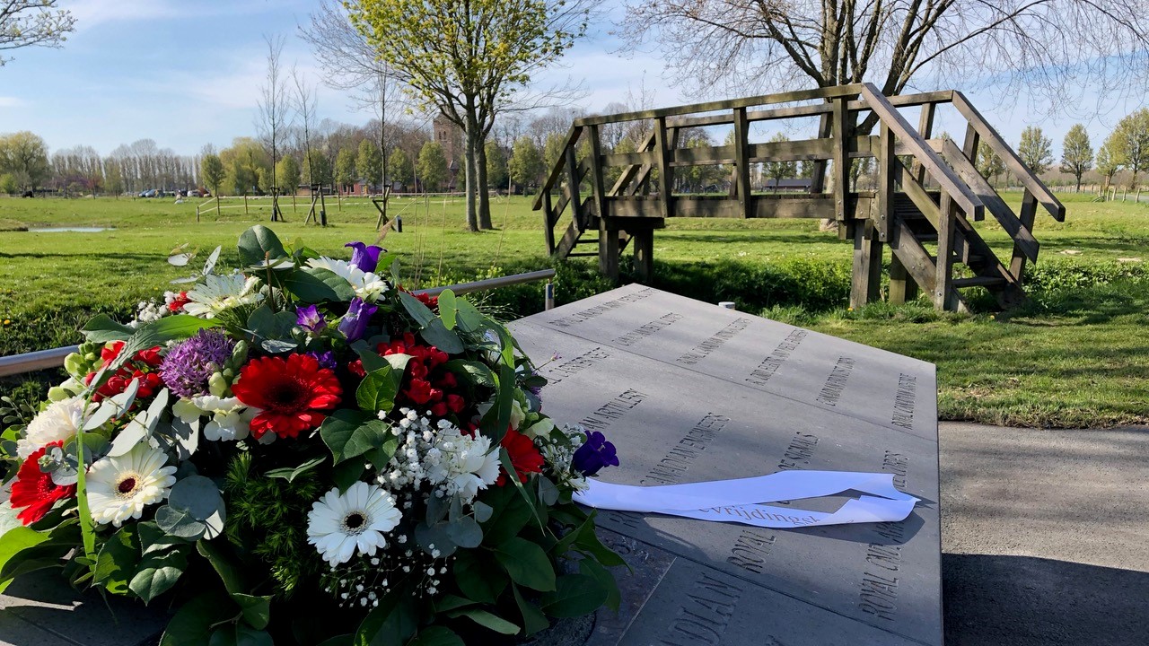 Bloemen bij Bevrijdingsbos, opdat we de bevrijders niet vergeten