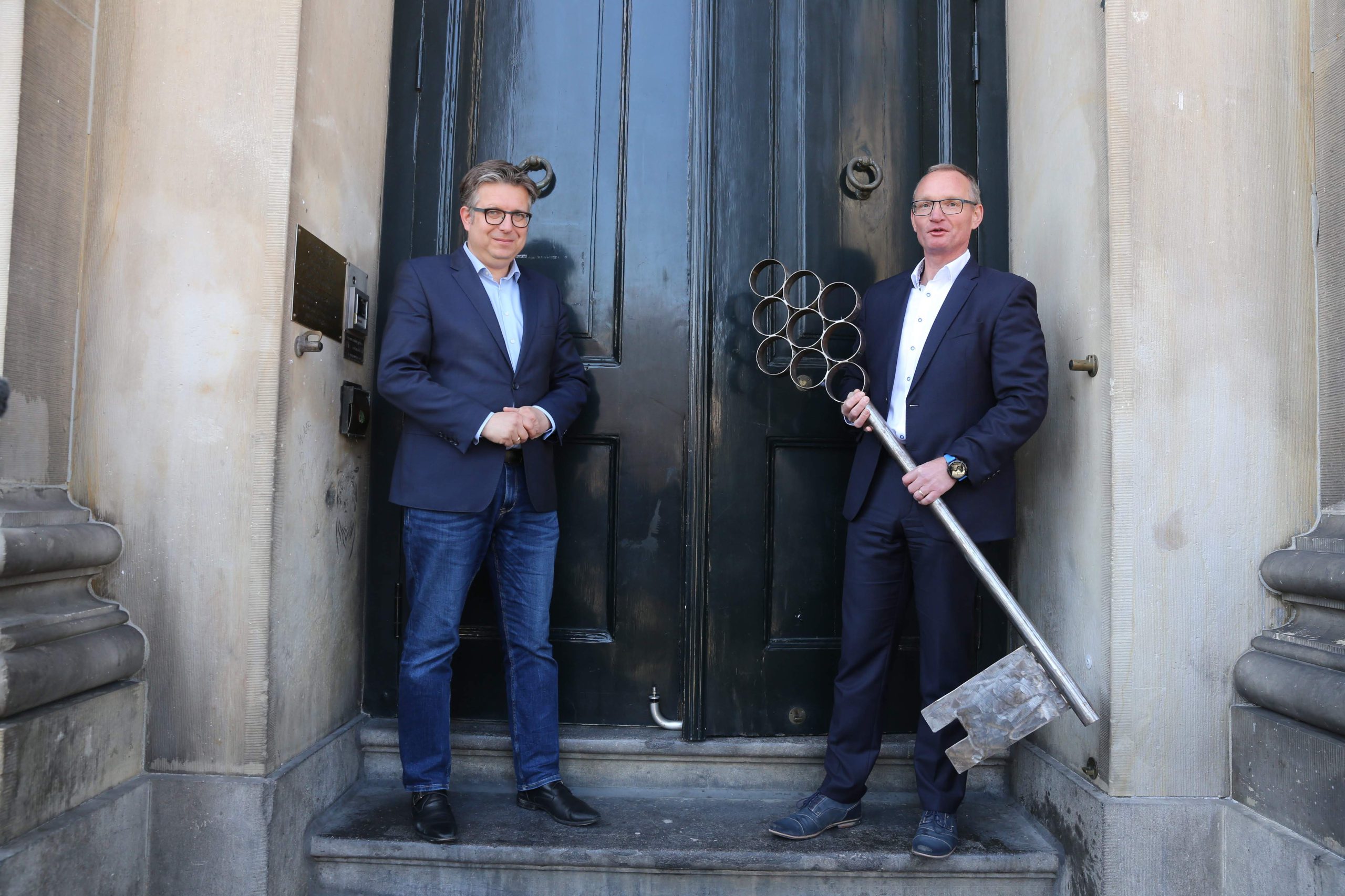 Stadsbestuur overhandigt sleutel van Stadhuis aan aannemer Rottinghuis