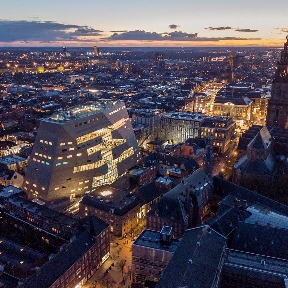 Forum Groningen in de avond, Foto Peter Wiersema, Groningen Vernieuwt.