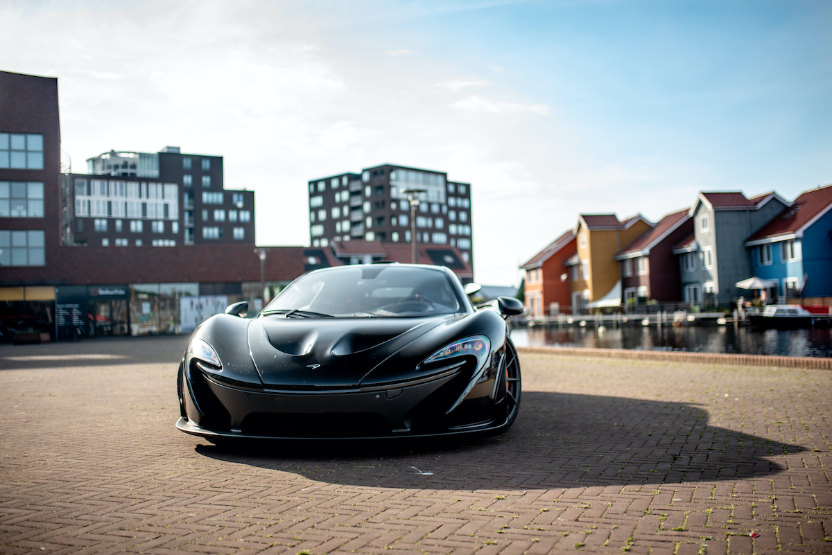 Peperdure McLaren P1 van 1,1 miljoen euro maakt rondje door Groningen