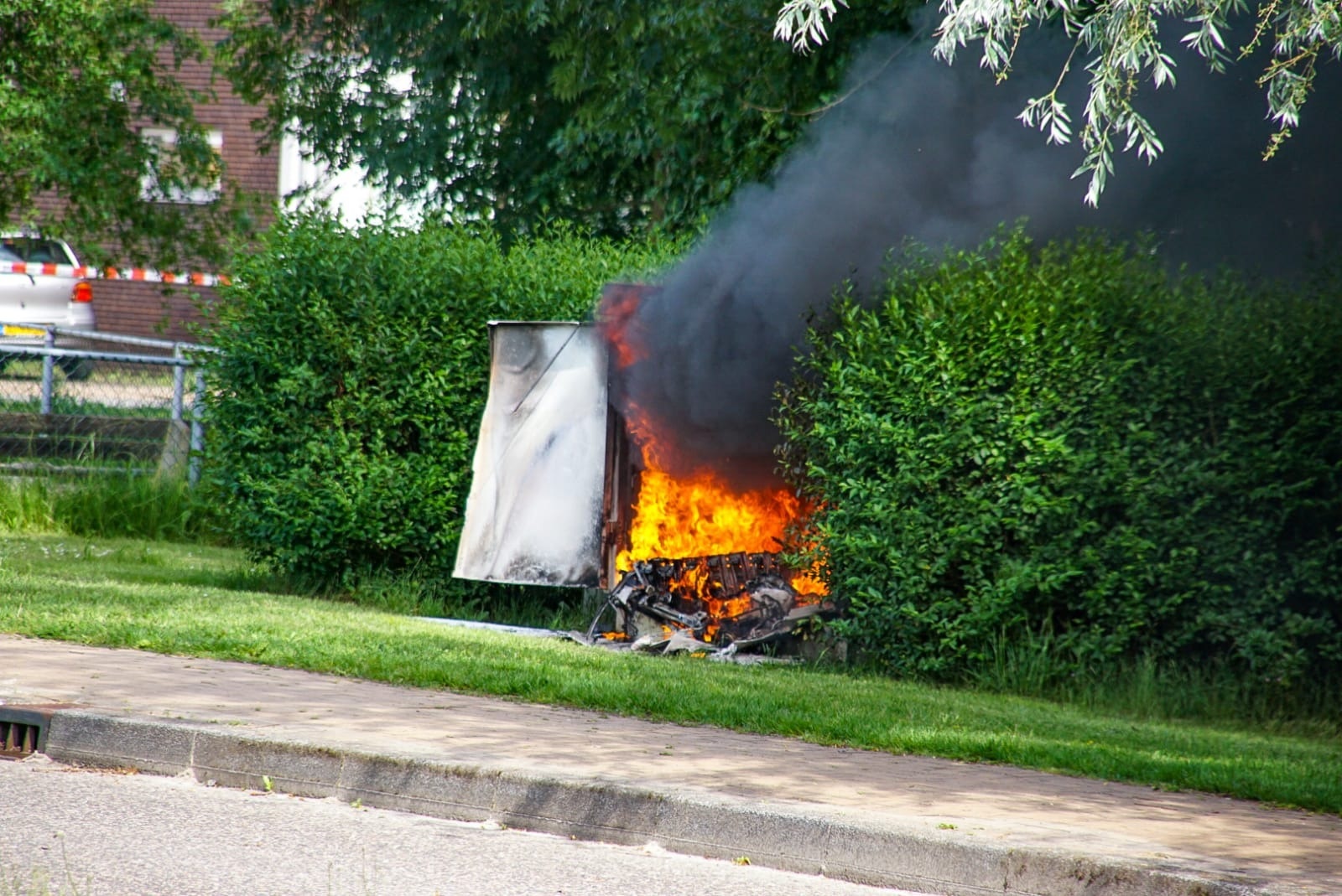 Honderden huishoudens zonder stroom na brand elektriciteitshuisje Helpman