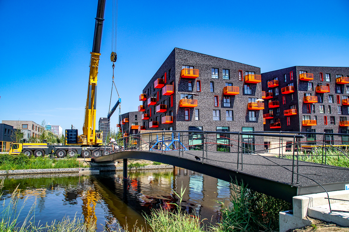 Brugdelen fietsbrug over Oude Winschoterdiep op hun plek gehesen