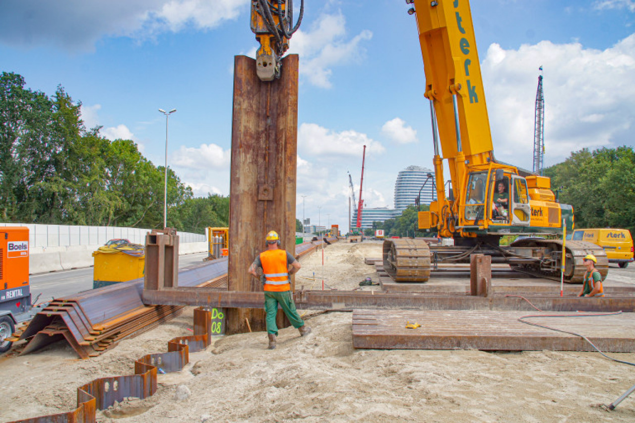 Intrillen damwandplanken bij Oude Winschoterdiep loopt vertraging op