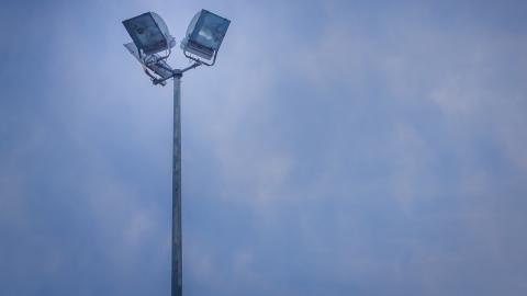 “Sportvelden Groningen niet gebruiken bij harde wind”: corrosie in lichtmasten