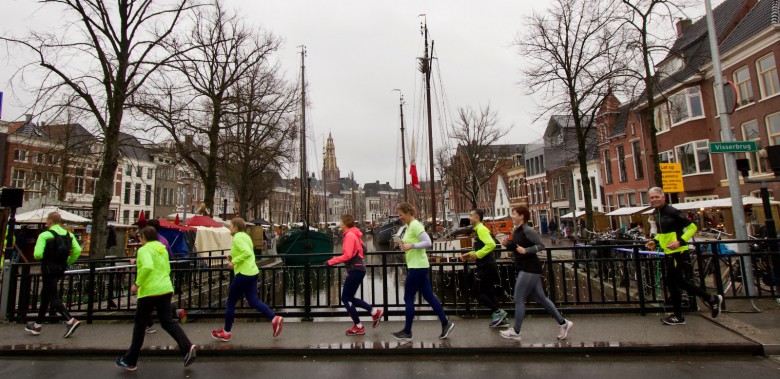 Deelnemers aan een Cityrun op de Vissersbrug