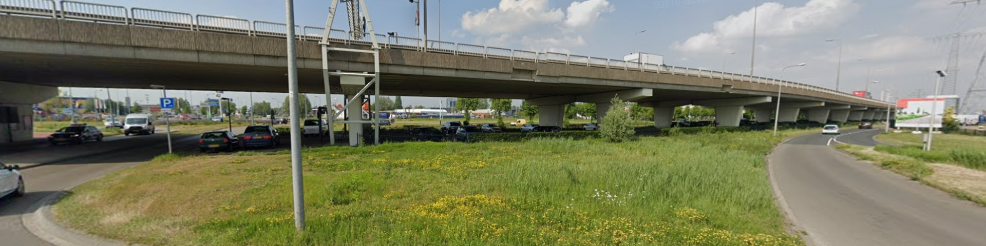 Parkeerterrein onder viaduct bij Bornholmstraat deels dicht