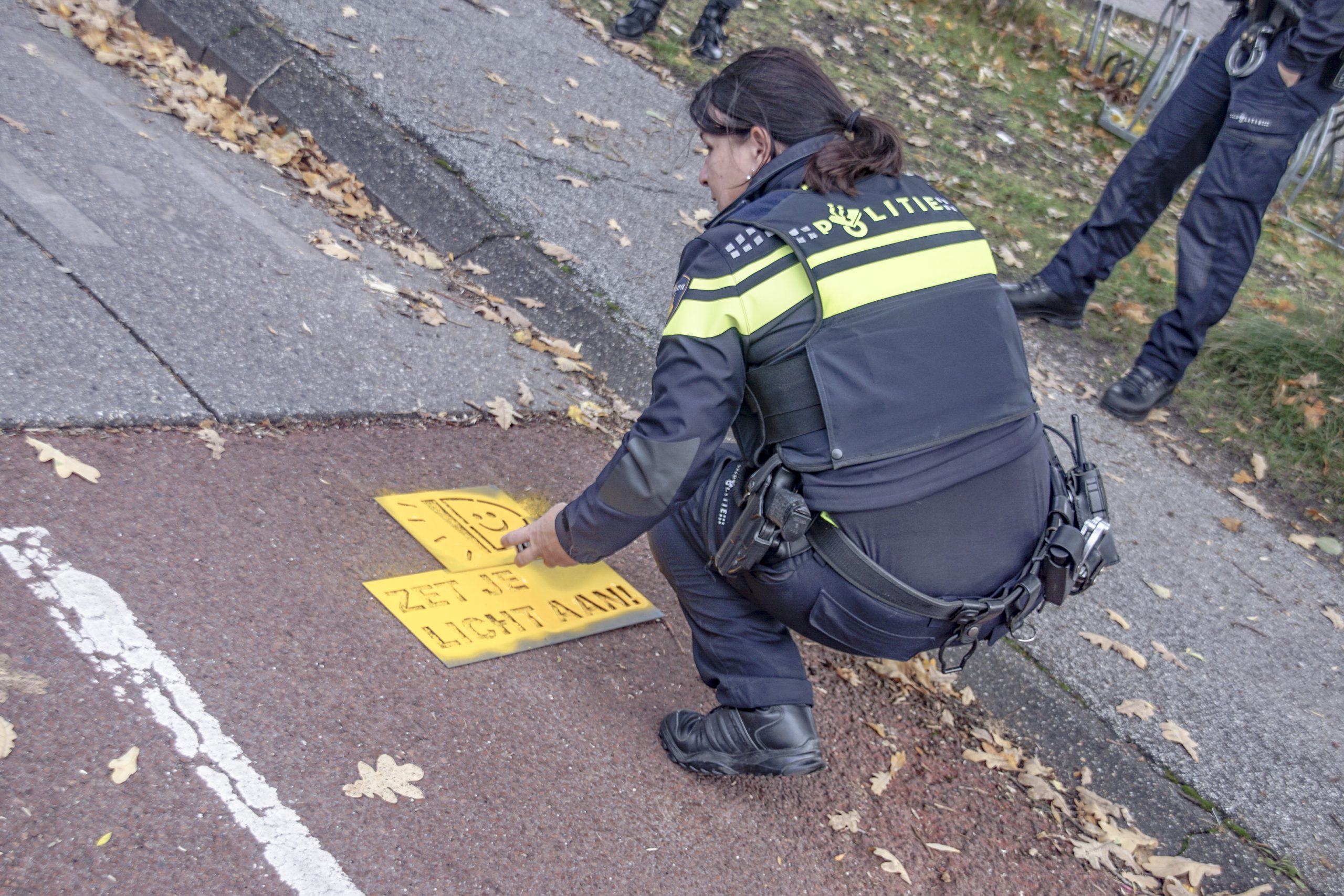 Politie Groningen plaatst teksten op wegdek in actie voor fietsverlichting in donkere dagen