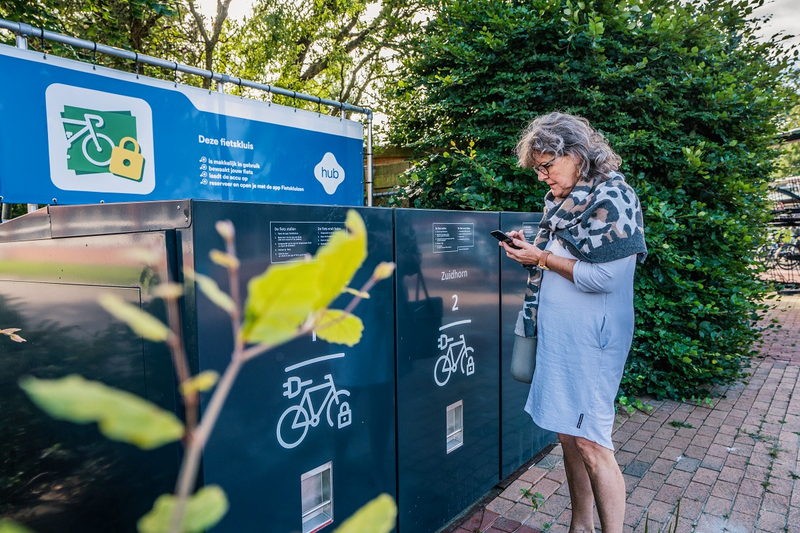 Slimme fietskluizen in Groningen: stal je e-bike, en laad hem meteen op