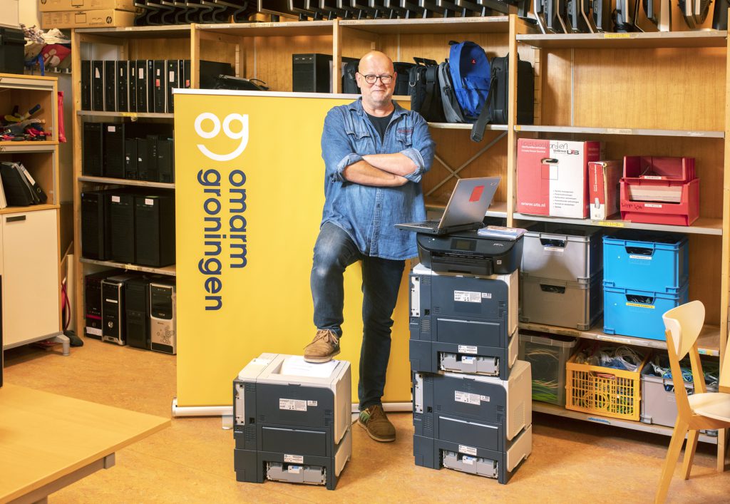 Ook Hans Huiting omarmt Groningen: Computerbank leent gratis computers, tablets, laptops of telefoons aan de minima