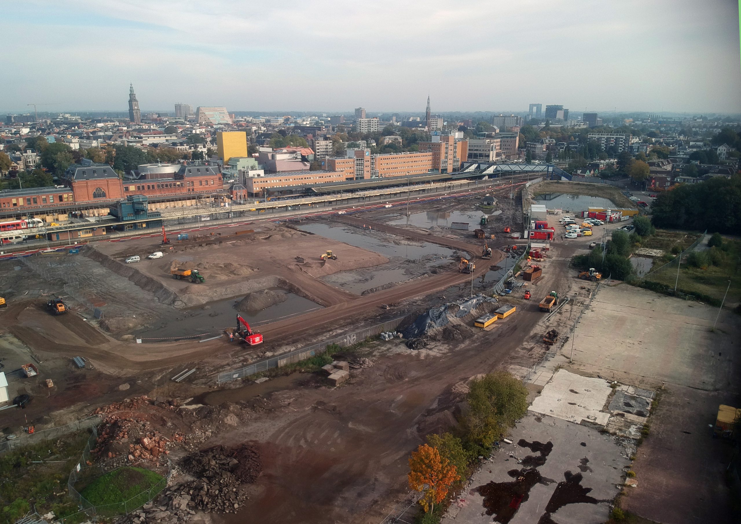 Luchtfoto: gebied achter station (nog) een giga kale vlakte