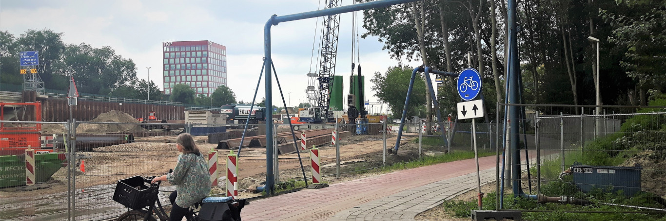 Nieuwe fietsverbinding in de maak bij Oude Winschoterdiep; bouwkuip krijgt steeds meer vorm