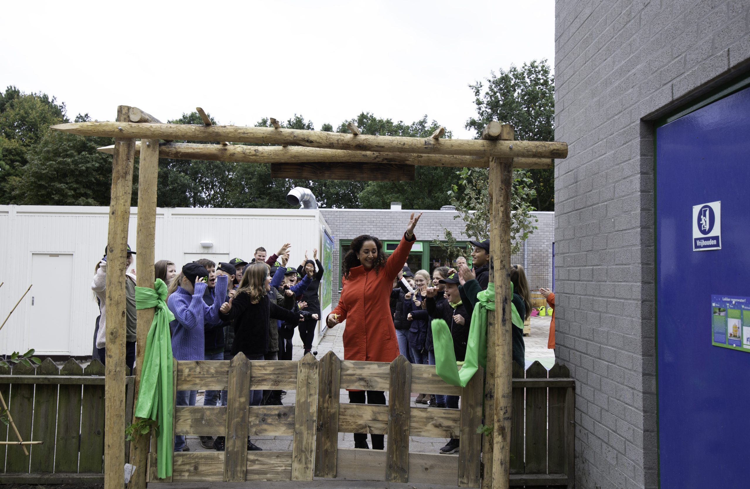 Brederoschool heeft nu ‘groen schoolplein’ met regentonnen, groenstroken en moestuin