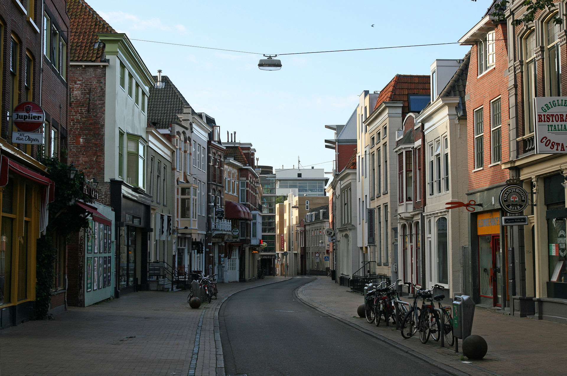 Politie treft veertig feestgangers in pand Gelkingestraat