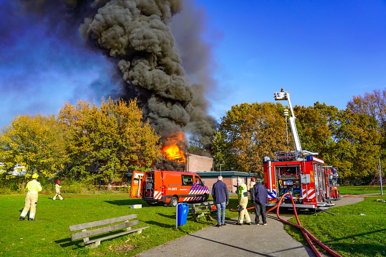 Grote brand verwoest gymzaal in Haren
