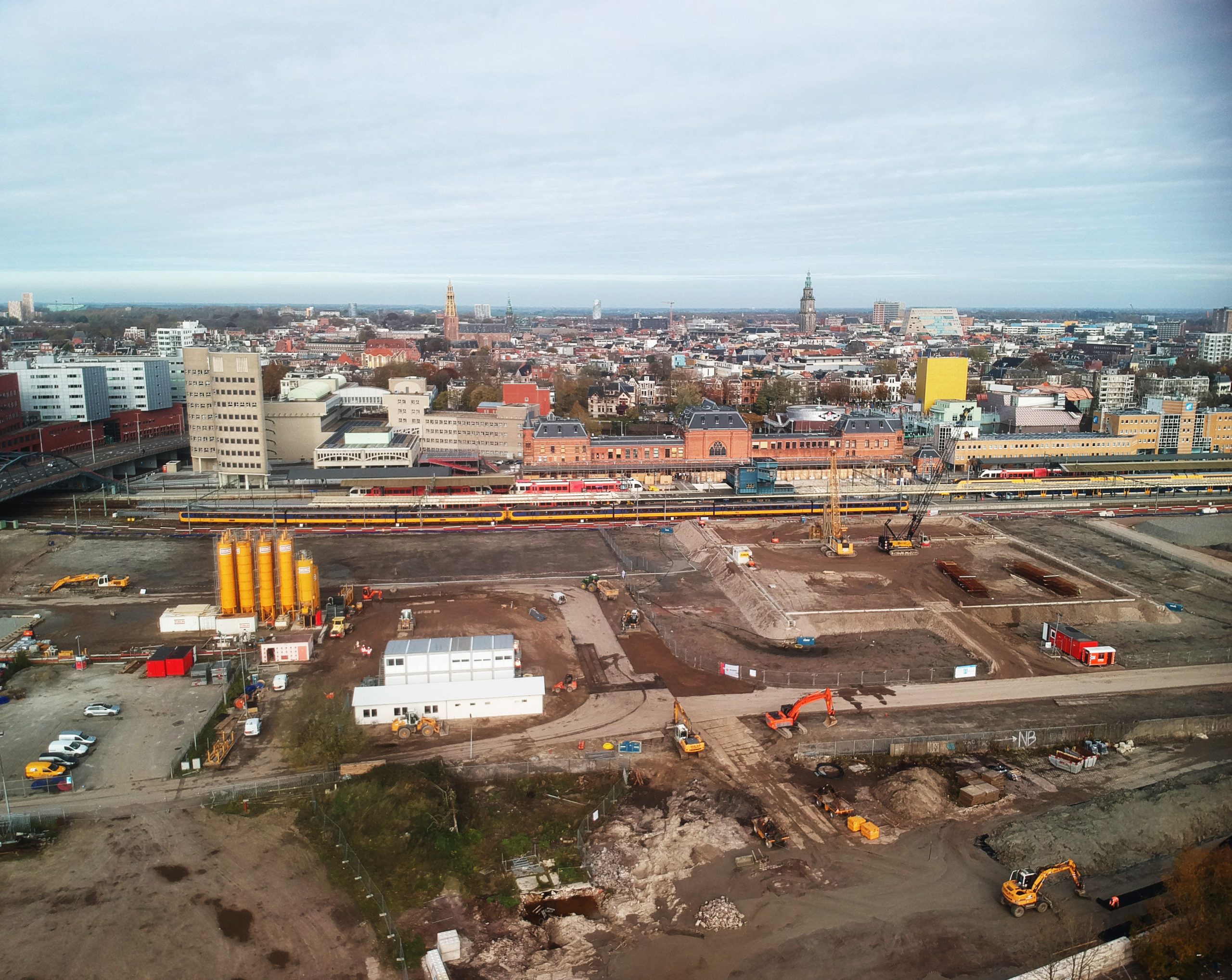 Zo ziet het terrein achter het Hoofdstation er nu uit; contouren bouwkuip al zichtbaar