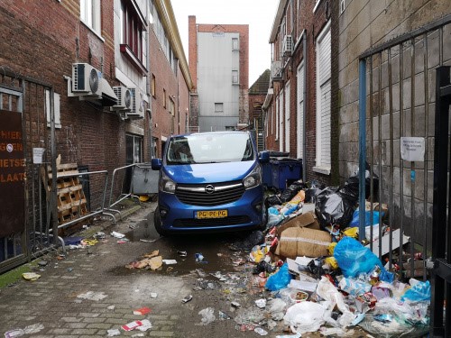 Gemeente Groningen tegen eigenaren: ‘Afval ruim je lekker zelf maar op’