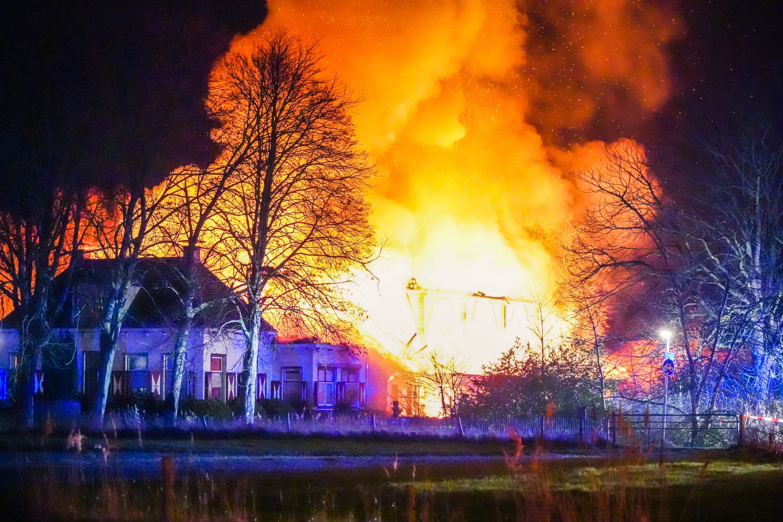 Brand verwoest monumentale boerderij aan Stadsweg in Groningen