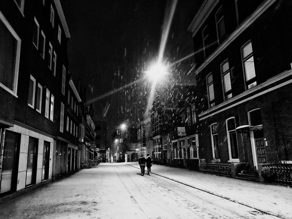 Sneeuw in Groningen, in een bijna uitgestorven binnenstad op zaterdagavond