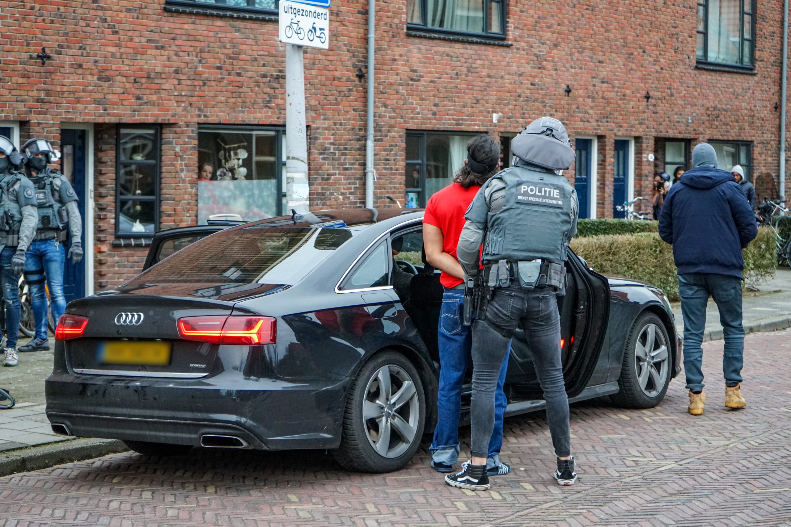 Arrestatieteam politie Groningen doet inval in woning