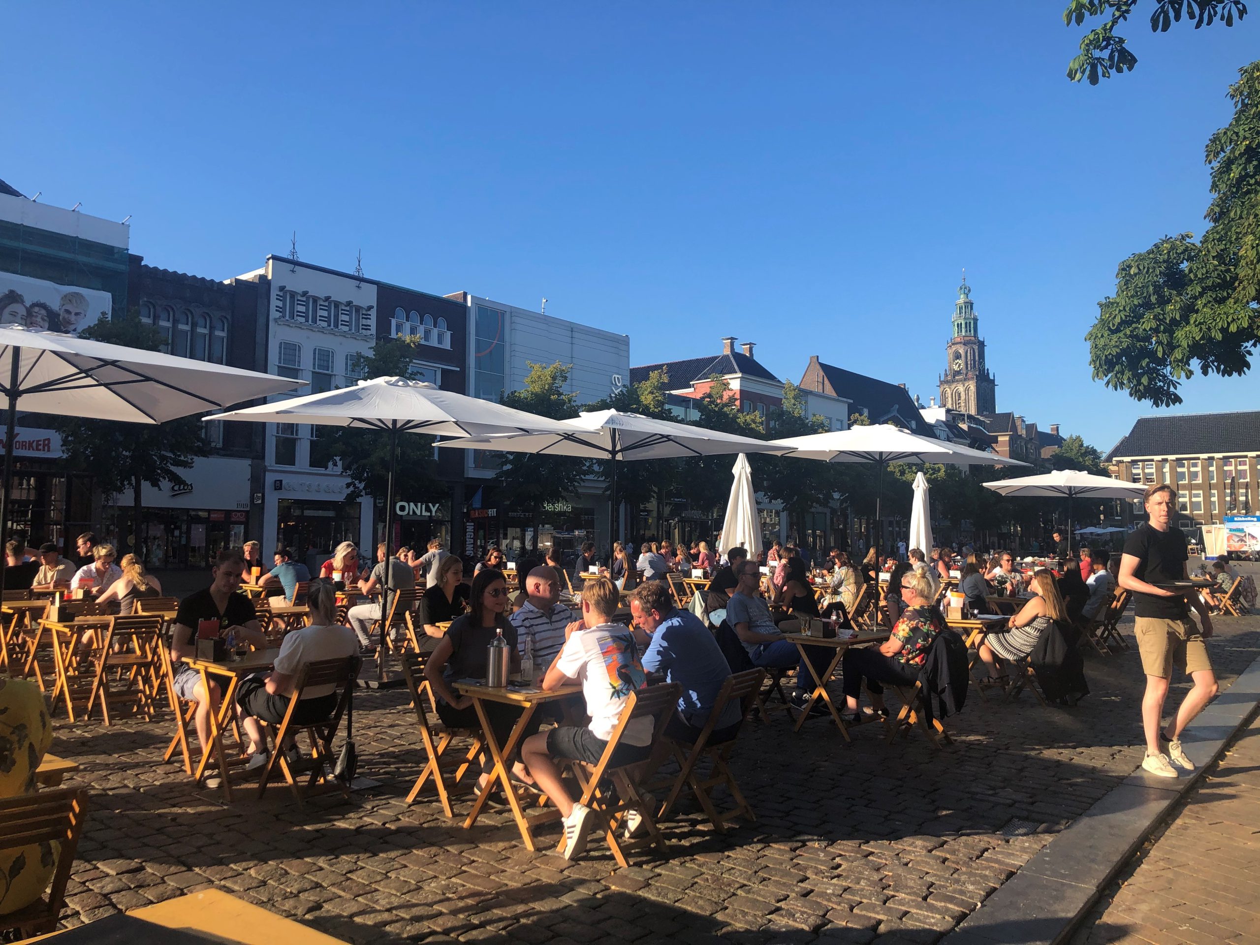 Gratis Stadsdiner aan lange tafels voor achthonderd mensen op de Vismarkt in Groningen