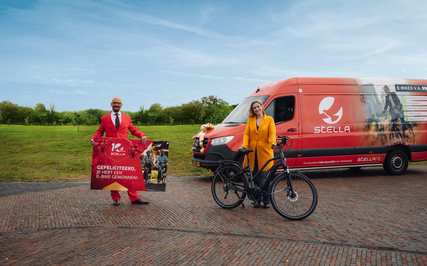 Stella viert tienjarig jubileum met fietsweggeefactie