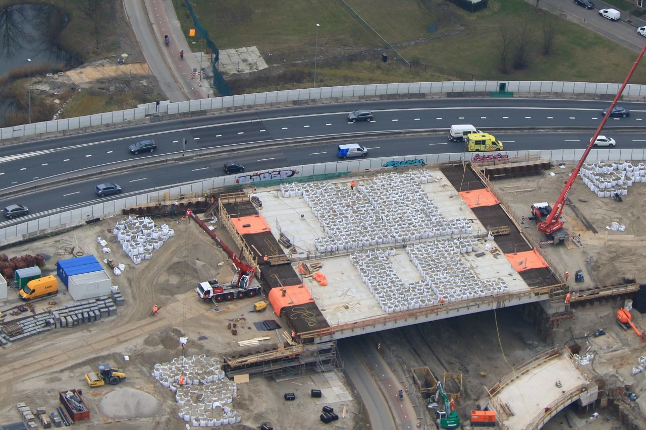 Slimme vraag: waarom staan er zandzakken op het nieuwe viaduct Brailleweg?