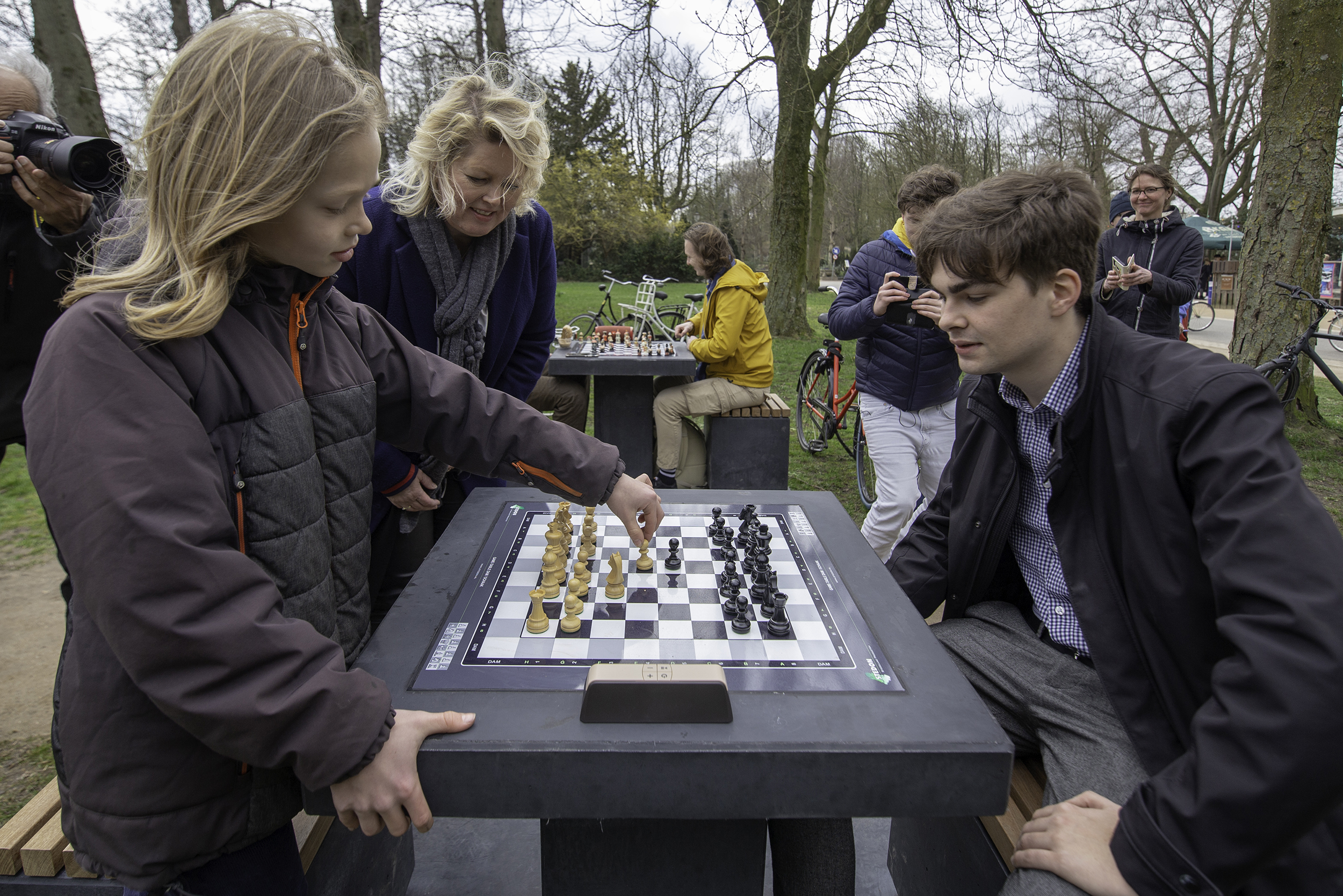 9-jarige tegen Groningse top-schaker Jorden van Foreest bij opening schaaktafels Noorderplantsoen