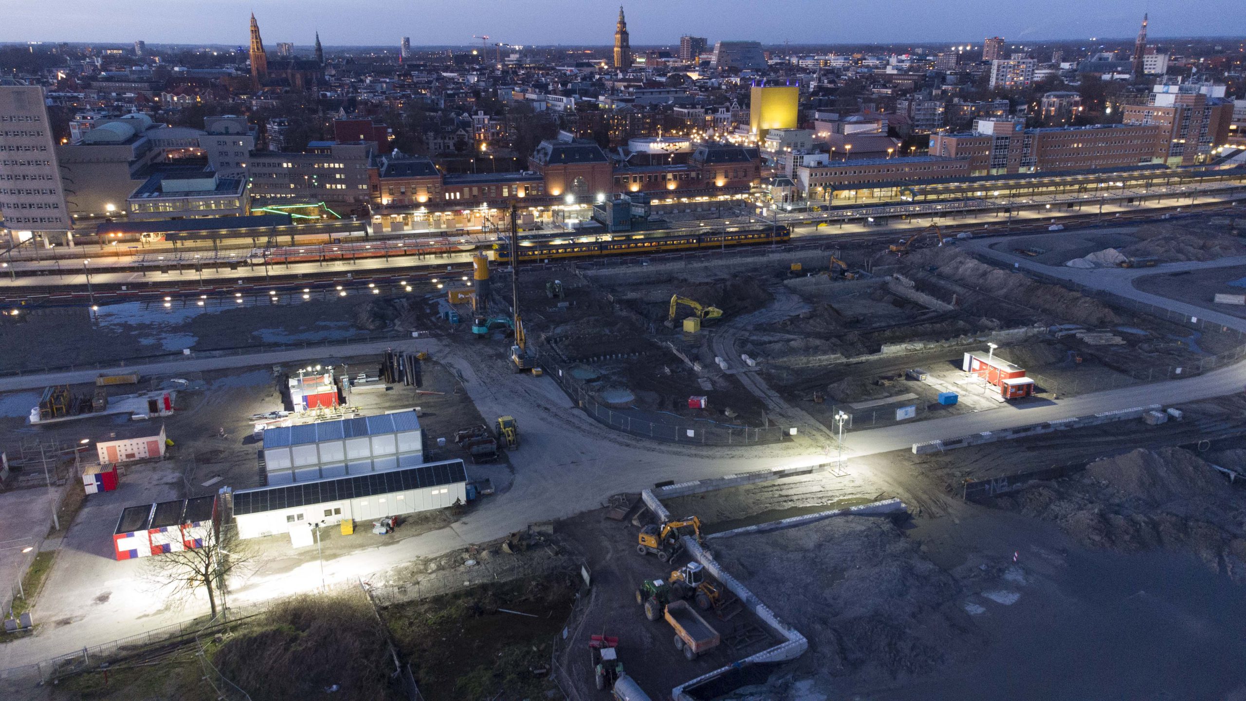 Graafwerkzaamheden achter het station: bouwkuip voor fietstunnel wordt steeds dieper