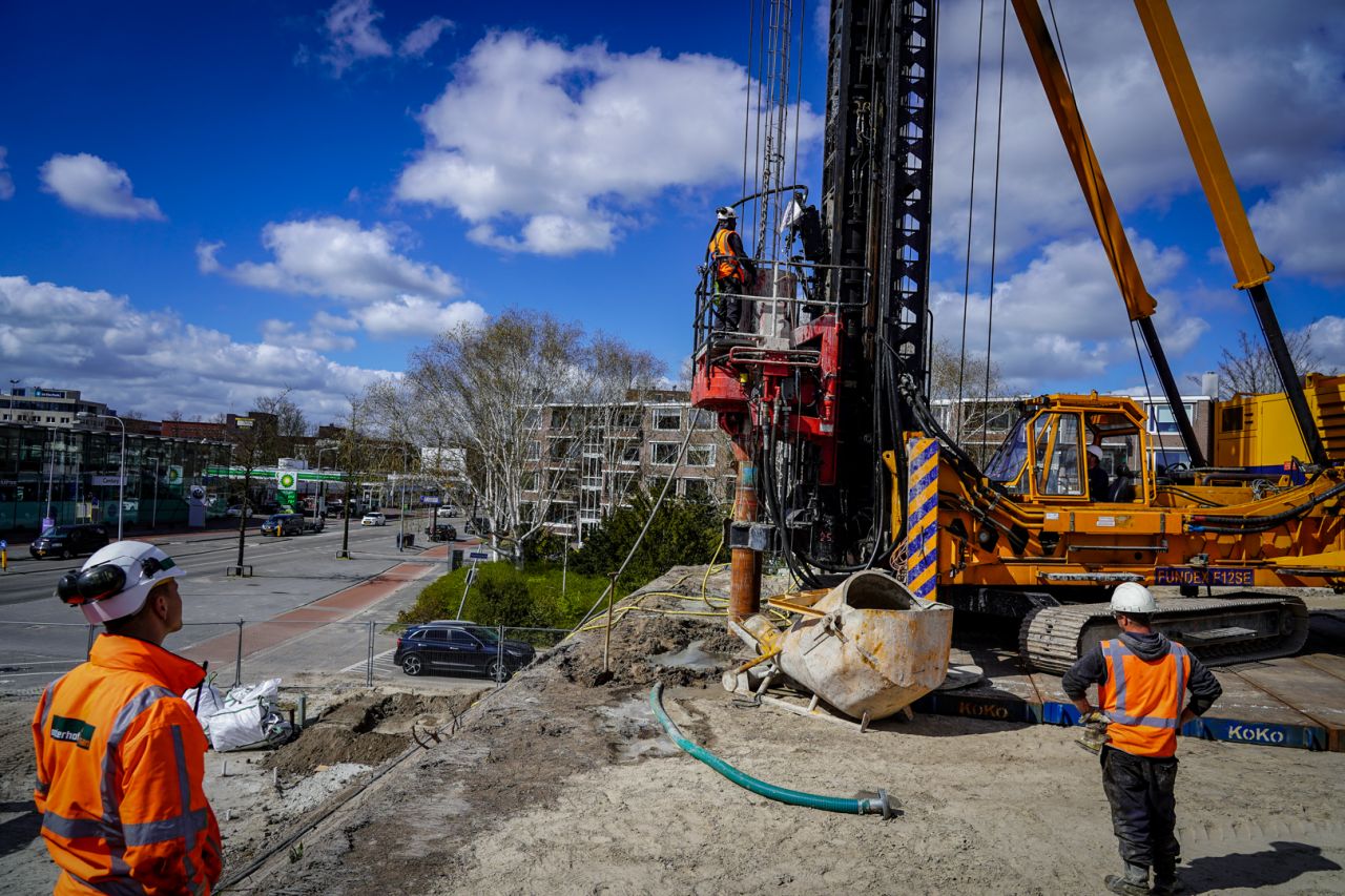 Funderingspalen boren bij viaduct over de Paterswoldseweg