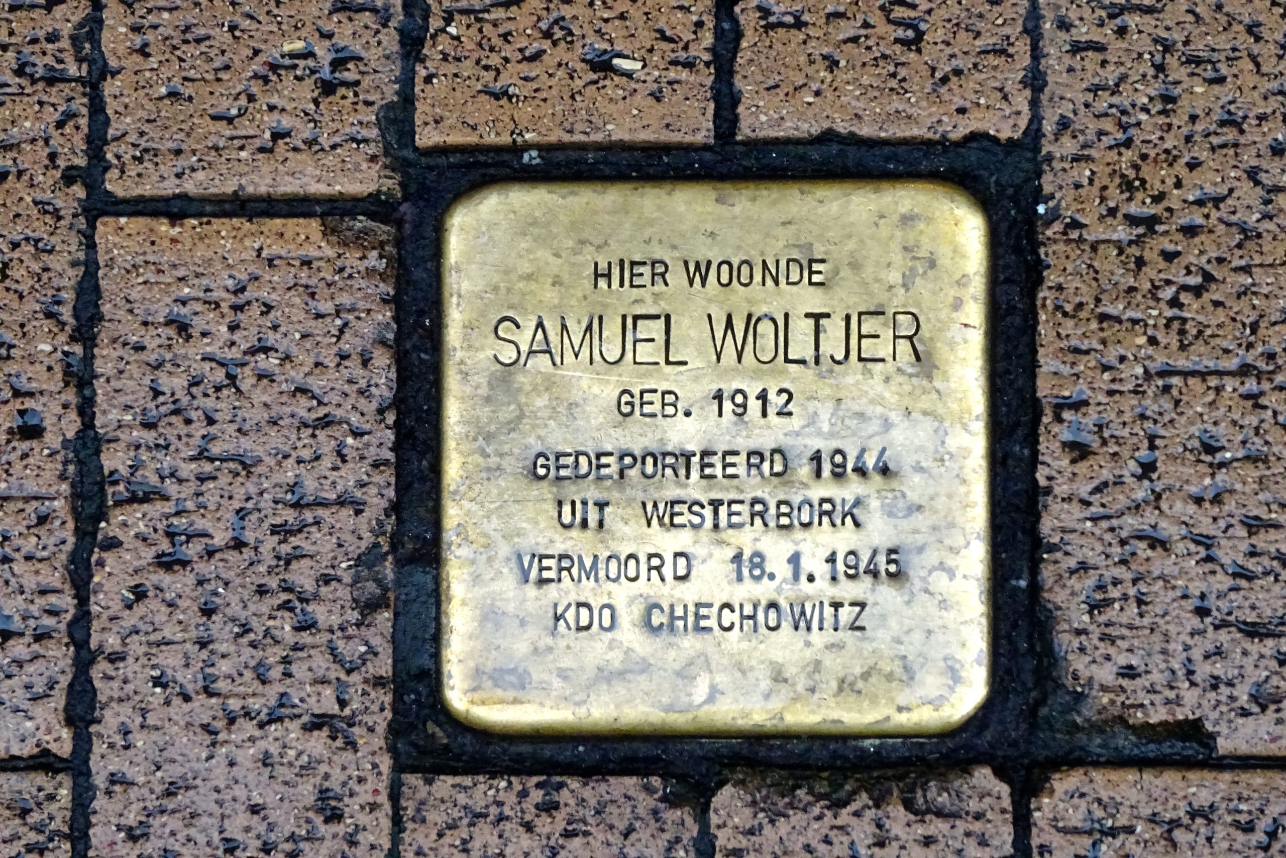 Groningse raadsleden gaan Stolpersteine schoonmaken in Schilderswijk