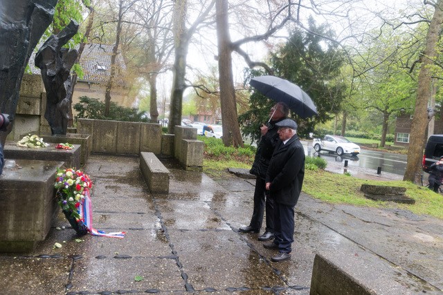 Burgemeester en Frits Grunewald leggen krans bij Joods Monument