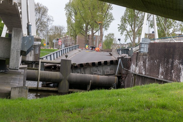 De boot en de brug (Foto: Rieks Oijnhausen).