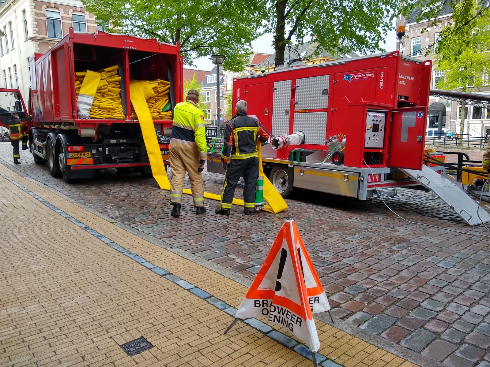 Grote brandweeroefening; brandweerslangen uitgerold in stadscentrum