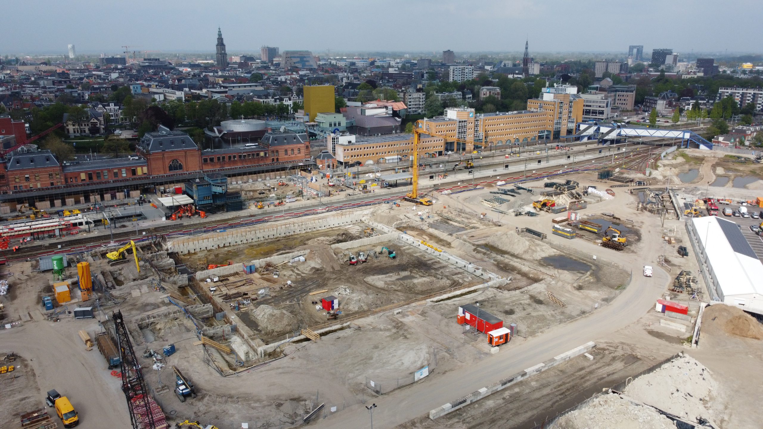 Zo ziet het terrein achter het station er nu uit; bouwkuip verder ontgraven