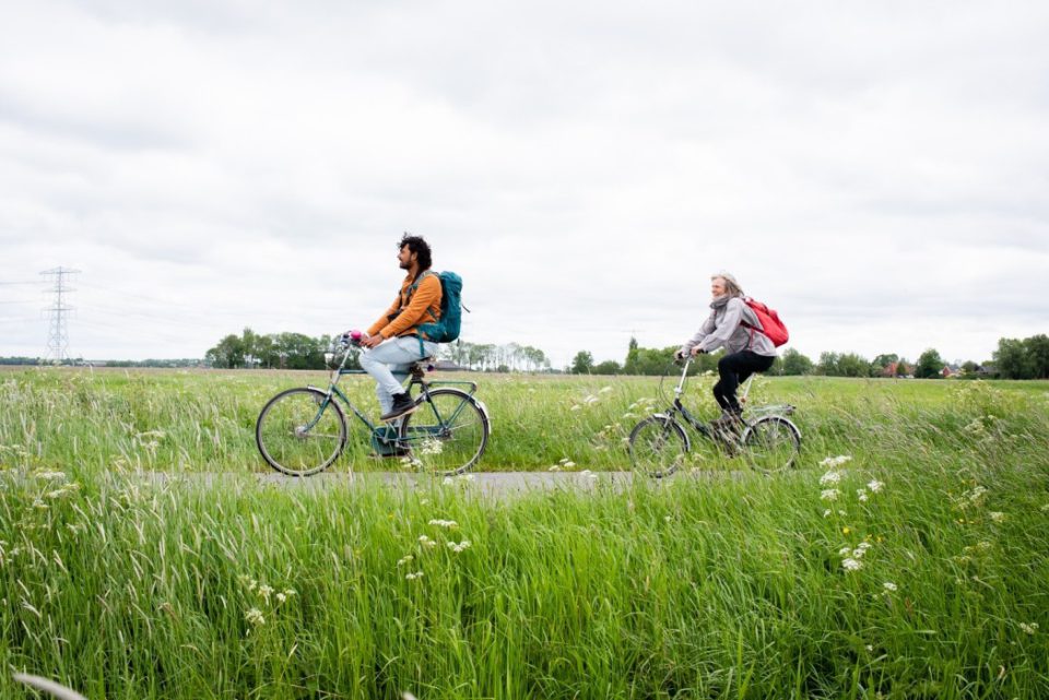 “Terug naar het begin”: fietsend langs wierdendorpjes in Groningen, met muziek, theater en historie