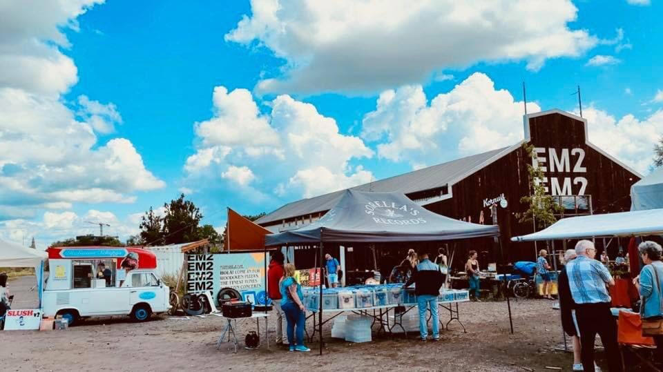 Suikermarkt op Suikerunieterrein: vintage kleding, meubeltjes, vinyl én foodstands