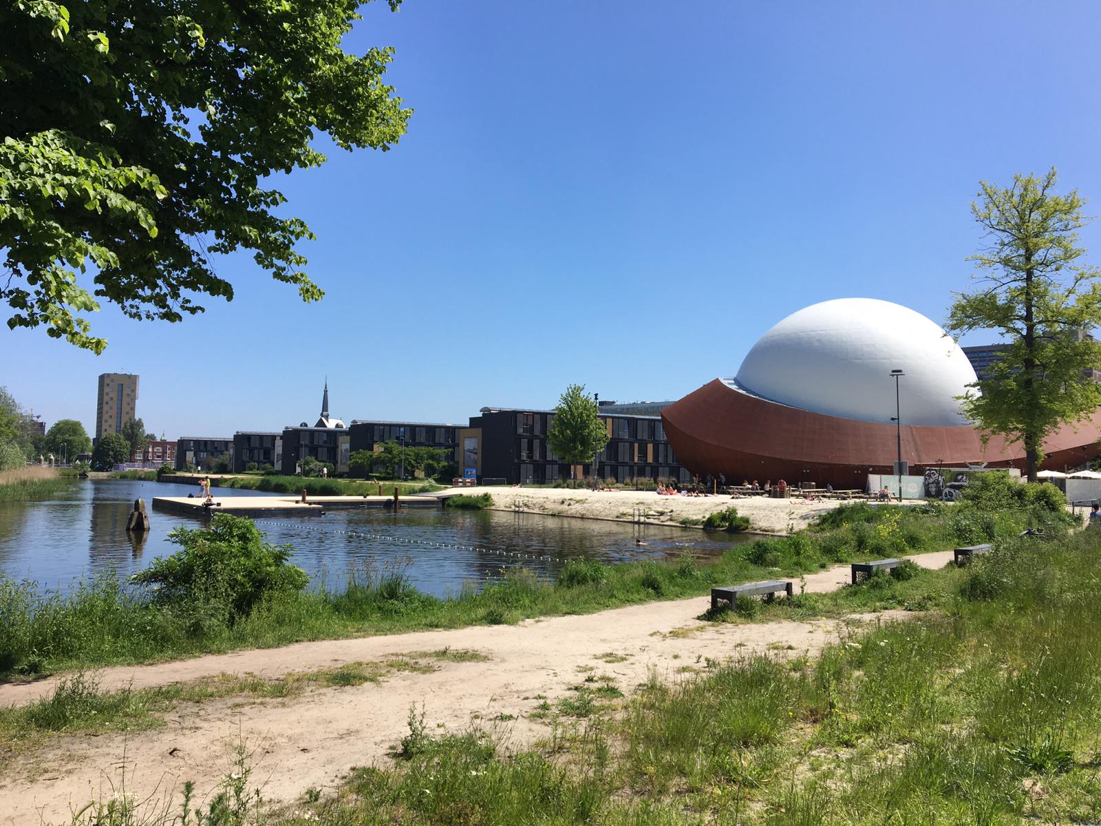 ‘Stadsstrand en Noorderplantsoen veranderen na drukte in vuilnisbelt’