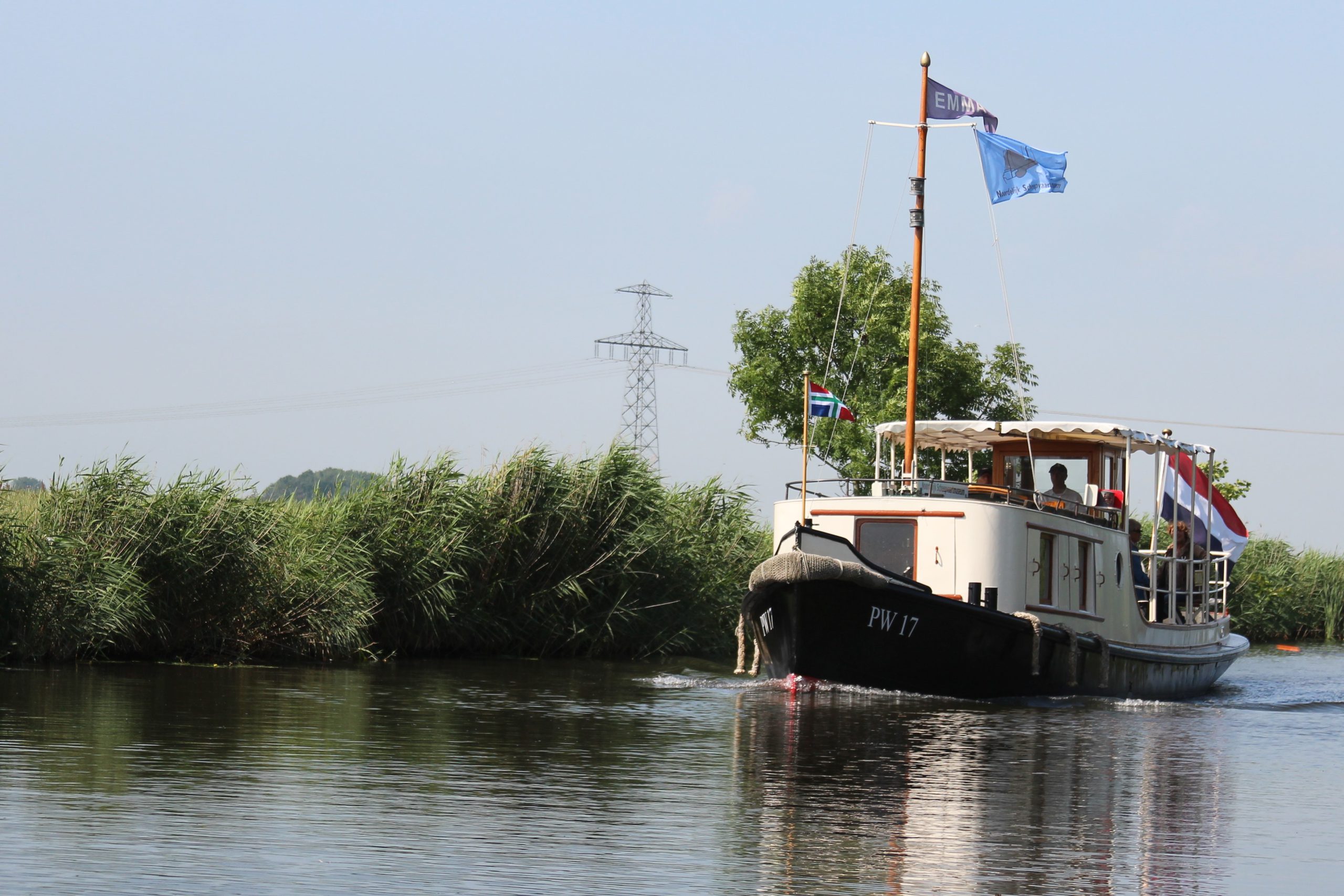 Vaartocht op honderd jaar oude ‘Emma’ door Groningse wateren