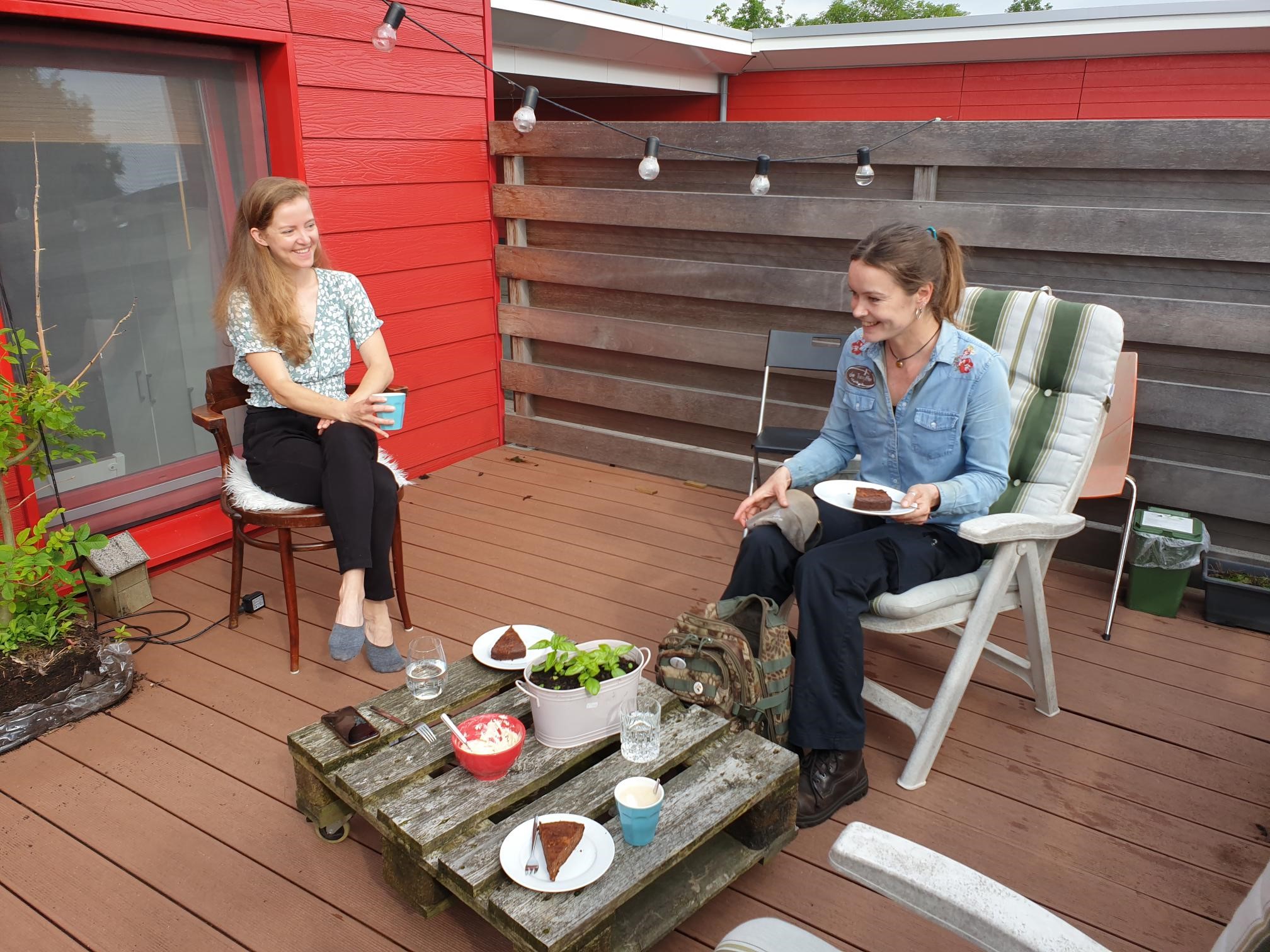 Gea Kramer en Marjanne Wiersma hebben meest klimaatvriendelijke balkon en dakterras van Groningen