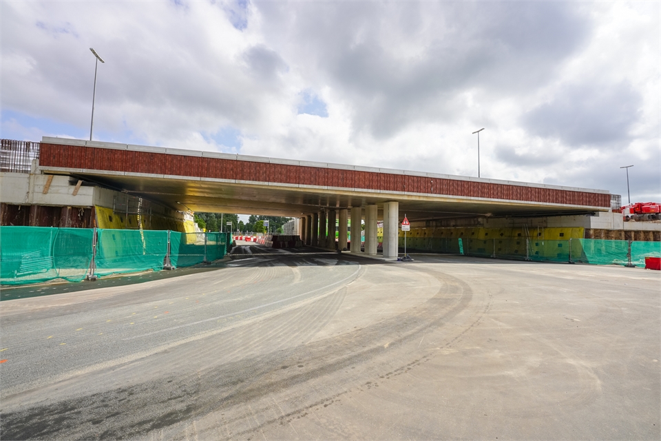 Deel nieuwe viaduct Laan Corpus den Hoorn op zijn plek